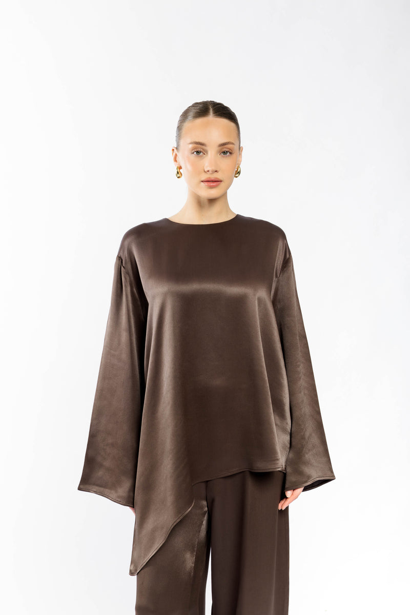 Front view of model wearing the mocha Solea Set with top and trousers. 